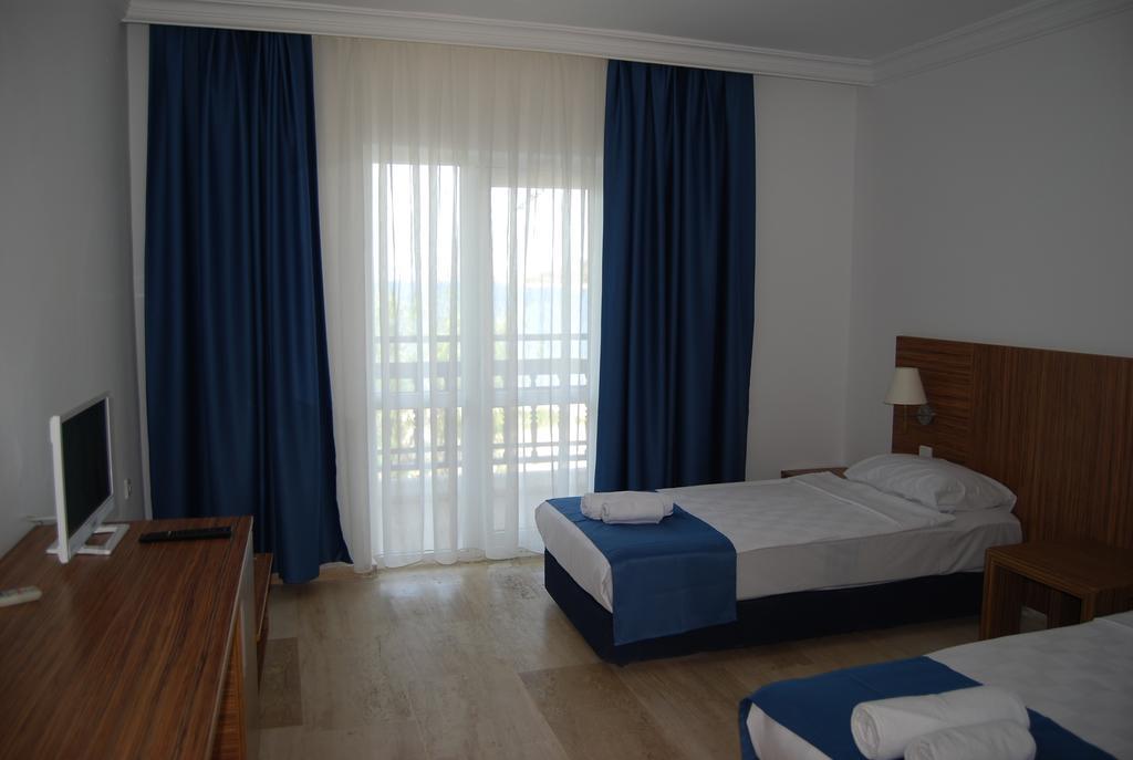 Club Blue White All Inclusive Turgutreis Zimmer foto
